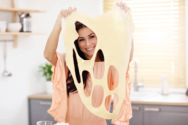 Junge Frau versucht, Pierogi in Küche zu machen — Stockfoto