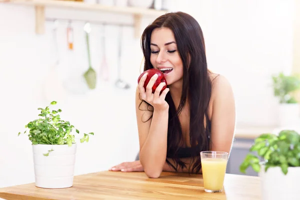 Fit smiling young woman with healthy juice in modern kitchen — Stock Photo, Image