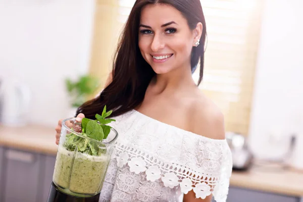 Gülümseyen genç kadın modern mutfak sağlıklı güler yüzlü hazırlanıyor uygun — Stok fotoğraf