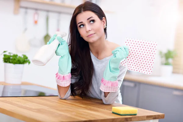 Schöne junge Frau putzt die Küche — Stockfoto