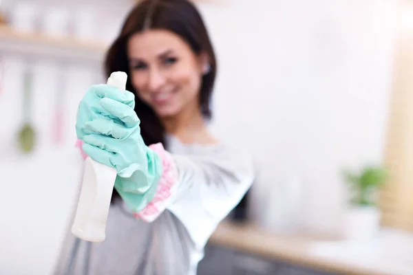 Mooie jonge vrouw, schoonmaken van de keuken — Stockfoto