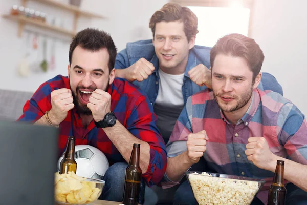 Ευτυχισμένος αρσενικούς φίλους επευφημίες και παρακολουθείτε σπορ στην τηλεόραση — Φωτογραφία Αρχείου