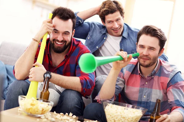 Felizes amigos do sexo masculino torcendo e assistindo esportes na tv — Fotografia de Stock