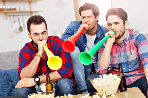 Happy mannelijke vrienden juichen en het kijken naar sport op tv — Stockfoto