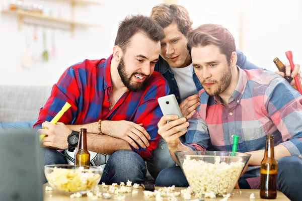 Felices amigos varones animando y viendo deportes en la televisión — Foto de Stock