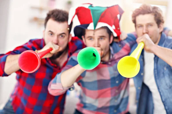 Happy male friends cheering and watching sports on tv — Stock Photo, Image