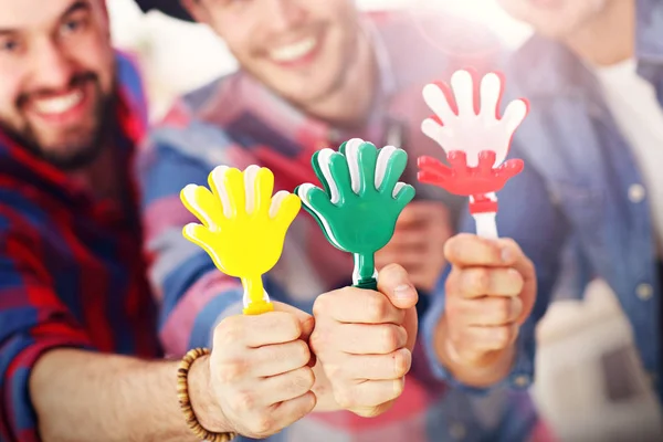 Glückliche männliche Freunde, die im Fernsehen jubeln und Sport schauen — Stockfoto