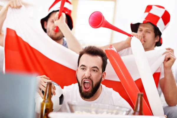 Felices amigos varones animando y viendo deportes en la televisión —  Fotos de Stock