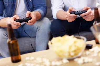 Arkadaşlar eğlenmeye video oyunları ile kanepede