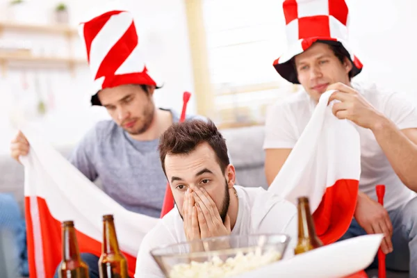 Happy mužské přátelé jásali a sledování sportovních přenosů v televizi — Stock fotografie