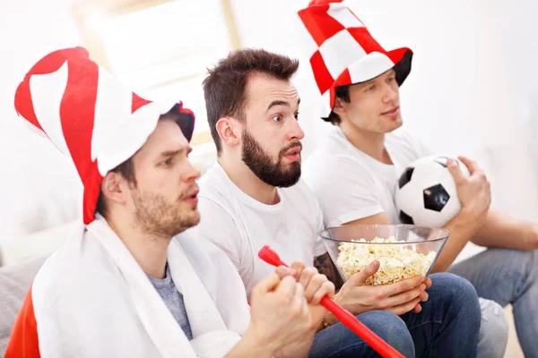Счастливые друзья-мужчины веселятся и смотрят спорт по телевизору — стоковое фото