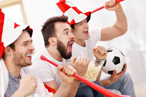 Felices amigos varones animando y viendo deportes en la televisión —  Fotos de Stock