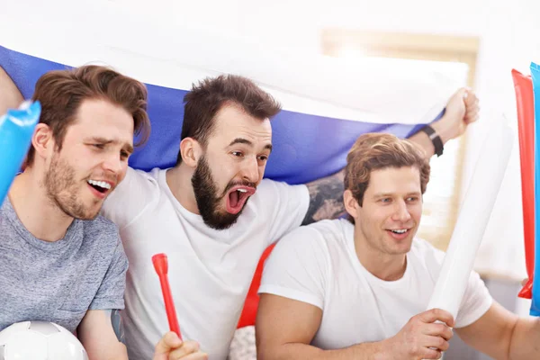 Glückliche männliche Freunde, die im Fernsehen jubeln und Sport schauen — Stockfoto