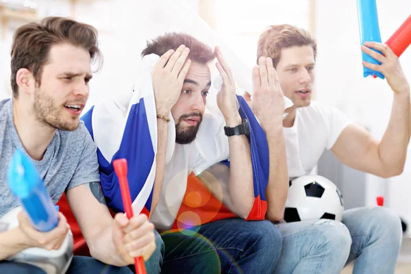 Happy male friends cheering and watching sports on tv — Stock Photo, Image