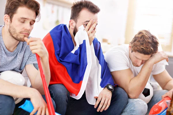 Felices amigos varones animando y viendo deportes en la televisión —  Fotos de Stock