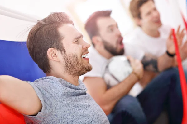 Glückliche männliche Freunde, die im Fernsehen jubeln und Sport schauen — Stockfoto