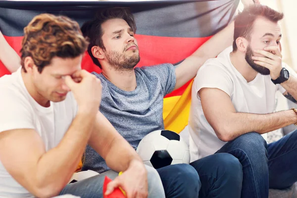 Felices amigos varones animando y viendo deportes en la televisión —  Fotos de Stock
