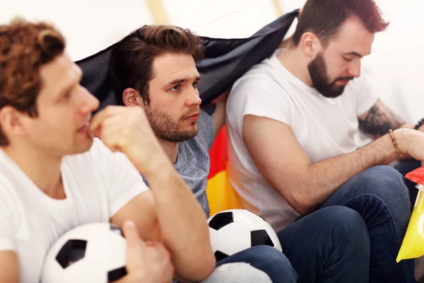 Felizes amigos do sexo masculino torcendo e assistindo esportes na tv — Fotografia de Stock