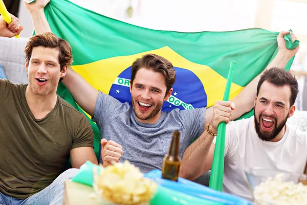 Felices amigos varones animando y viendo deportes en la televisión —  Fotos de Stock