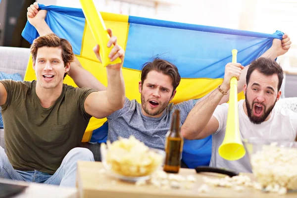Happy mužské přátelé jásali a sledování sportovních přenosů v televizi — Stock fotografie