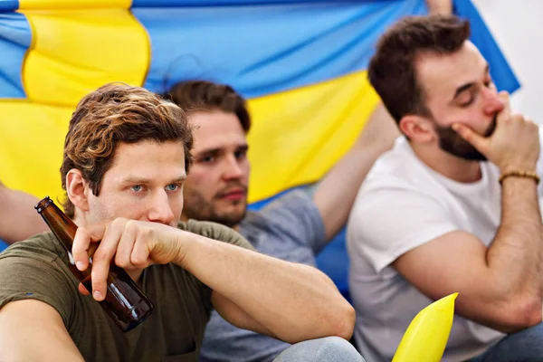 Glückliche männliche Freunde, die im Fernsehen jubeln und Sport schauen — Stockfoto