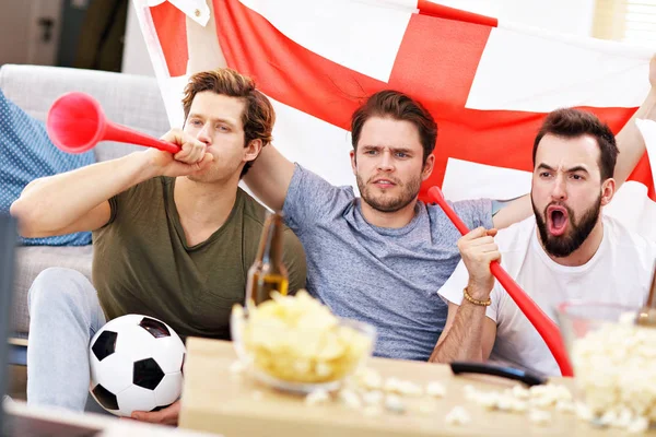 Felices amigos varones animando y viendo deportes en la televisión —  Fotos de Stock