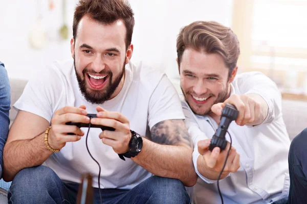 Friends having fun on the couch with video games — Stock Photo, Image