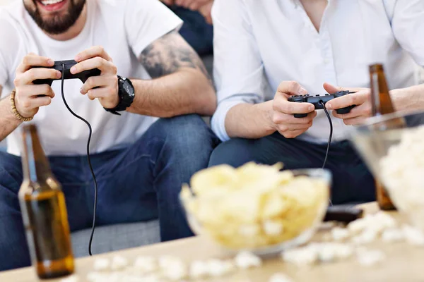 Vänner att ha kul i soffan med TV-spel — Stockfoto