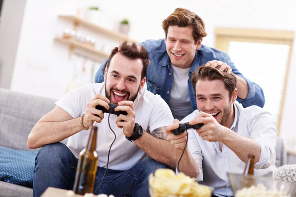 Friends having fun on the couch with video games — Stock Photo, Image