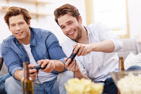 Friends having fun on the couch with video games — Stock Photo, Image