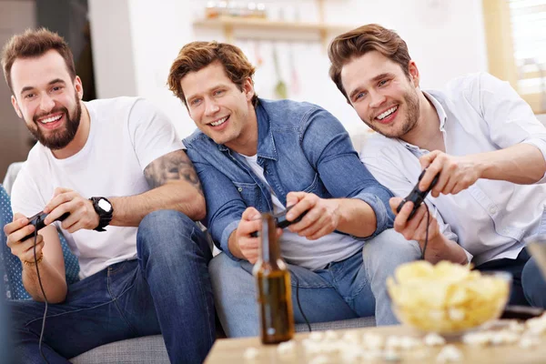 Vrienden plezier op de Bank met video games — Stockfoto