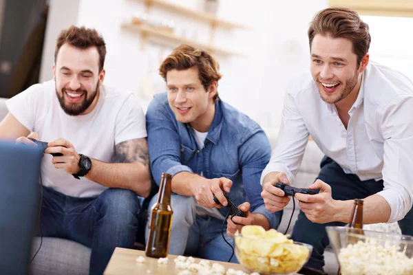 Vrienden plezier op de Bank met video games — Stockfoto