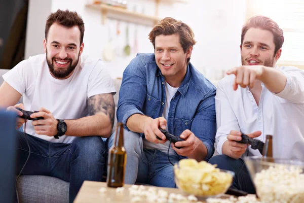 Vänner att ha kul i soffan med TV-spel — Stockfoto