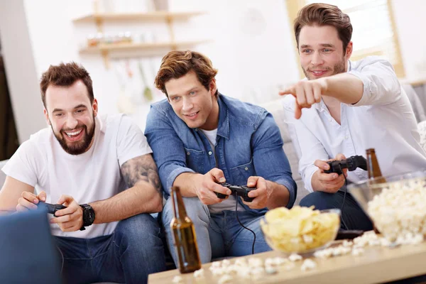 Vrienden plezier op de Bank met video games — Stockfoto