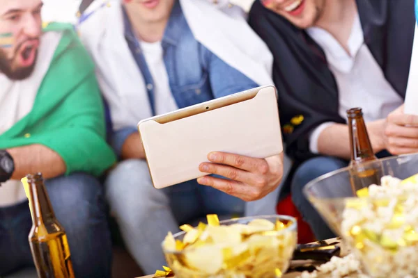 Felices amigos varones animando y viendo deportes en la televisión — Foto de Stock