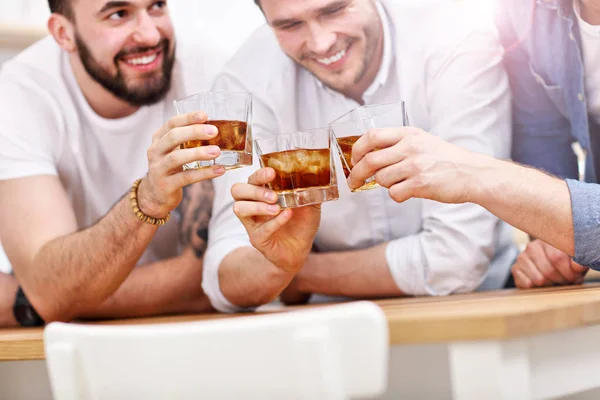 Amis joyeux s'amuser avec smartphone et boire à la maison — Photo