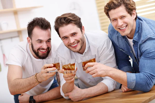 Fröhliche Freunde, die zu Hause Spaß am Smartphone haben und trinken — Stockfoto