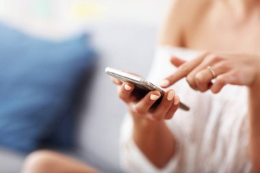 Mutlu kadın evde smartphone ile rahatlatıcı