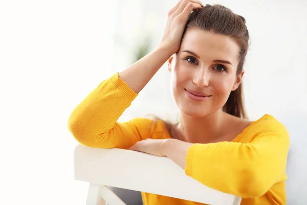 Glückliche Frau entspannt sich zu Hause — Stockfoto