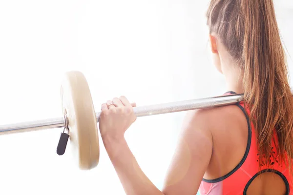 Frau macht Fitnessübungen zu Hause — Stockfoto