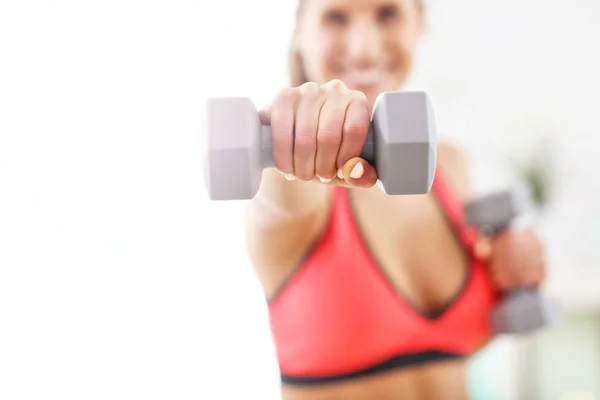 Woman doing fitness exercises at home — Stock Photo, Image