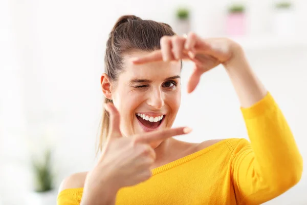 Gelukkige vrouw ontspannen thuis — Stockfoto