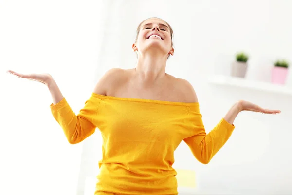 Mulher feliz relaxando em casa — Fotografia de Stock