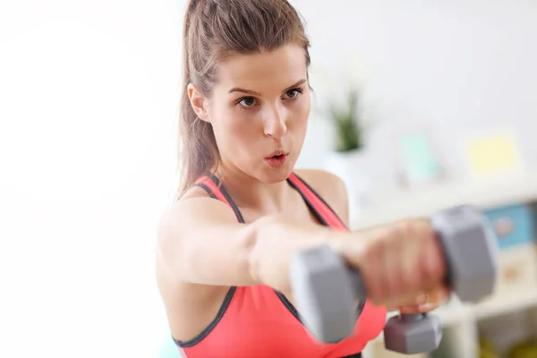 Frau macht Fitnessübungen zu Hause — Stockfoto