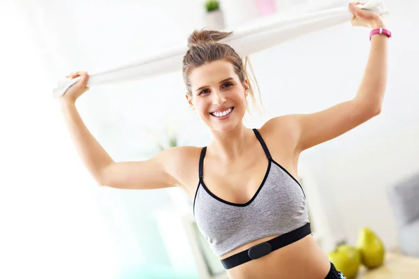 Kobieta robi ćwiczenia fitness w domu — Zdjęcie stockowe