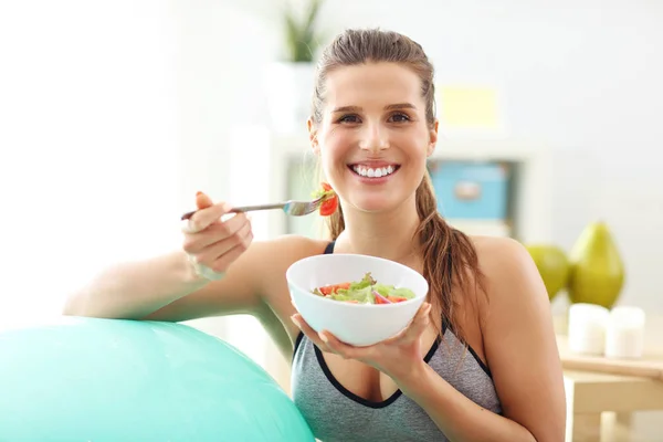 Mujer haciendo ejercicios de fitness en casa descansando sobre la pelota — Foto de Stock