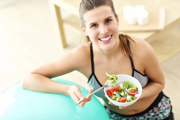 Frau macht Fitnessübungen zu Hause auf Ball — Stockfoto