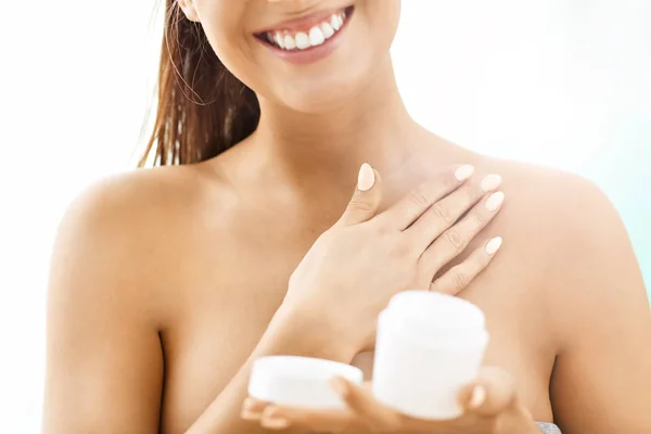Femme utilisant de la lotion corporelle sur sa peau — Photo