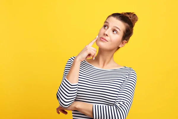 Imagem Mulher Fazendo Rostos Contra Fundo Amarelo — Fotografia de Stock