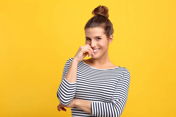 Imagem Mulher Fazendo Rostos Contra Fundo Amarelo — Fotografia de Stock